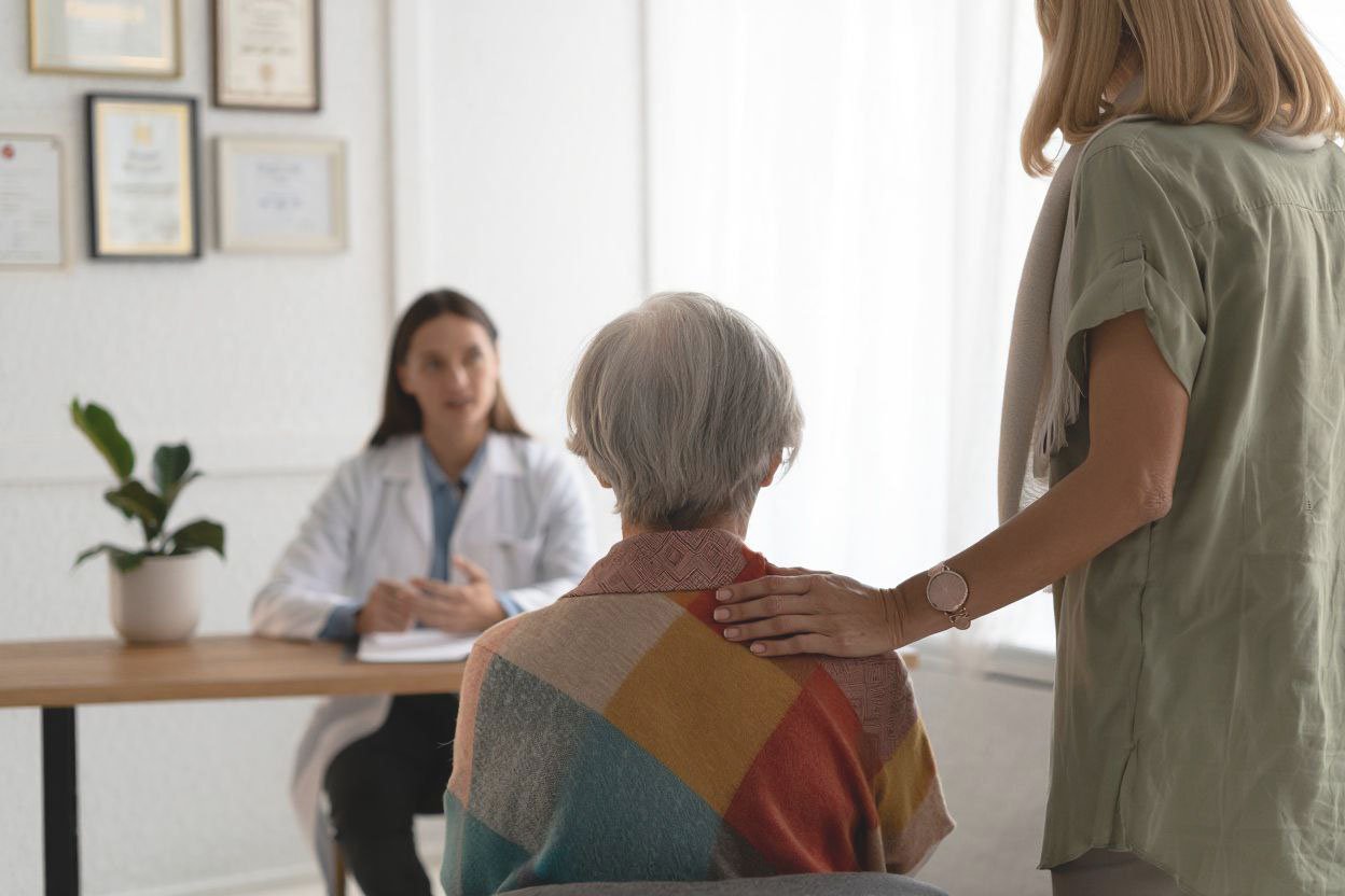 Лечение болезни Альцгеймера Человека с Альцгеймером привели к врачу